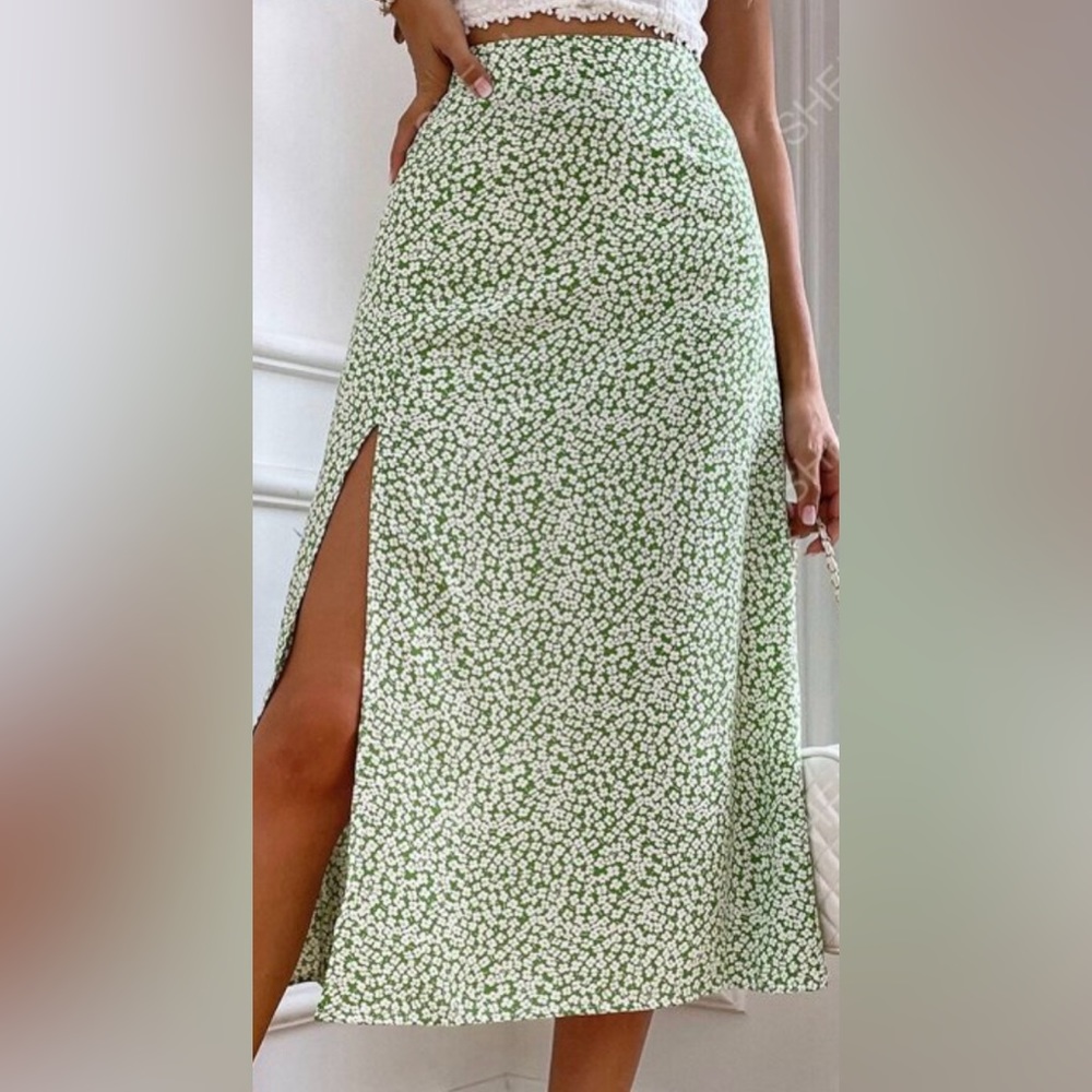Floral maxi skirt so cute size XS but (size 2)